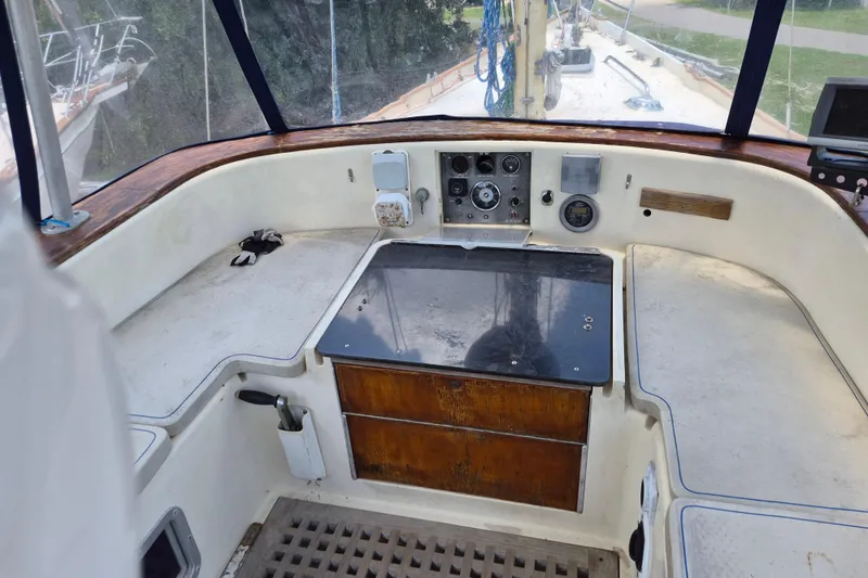 Slide: The Image of Cockpit eines 1977 Camper & Nicholsons 42 Ketch Segelboots. - 12