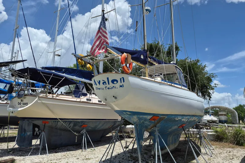 Slide: The Image of 1977 Camper & Nicholsons 42 Ketch im Trockendock, unter blauem Himmel. - 7