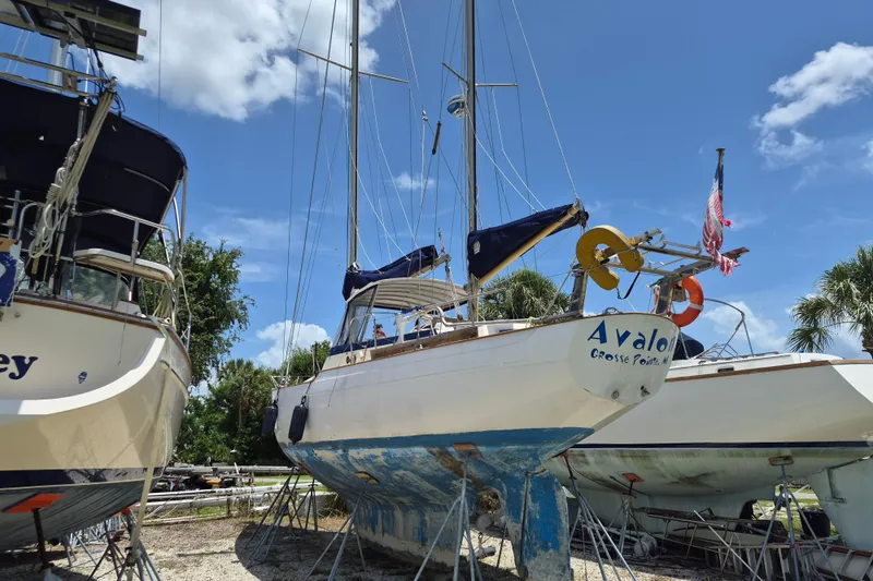 Slide: The Image of 1977 Camper & Nicholsons 42 Ketch im Trockendock, blauer Himmel. - 11