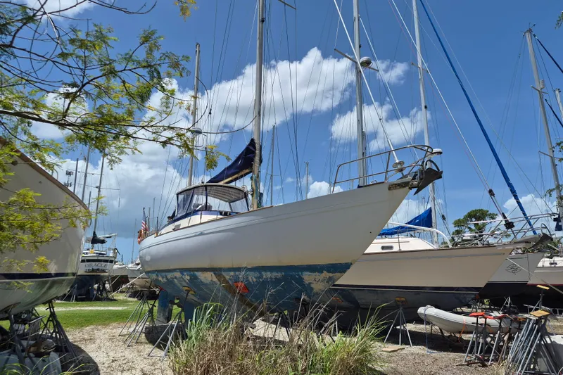 Slide: The Image of 1977 Camper & Nicholsons 42 Ketch auf Land, blauer Himmel. - 8