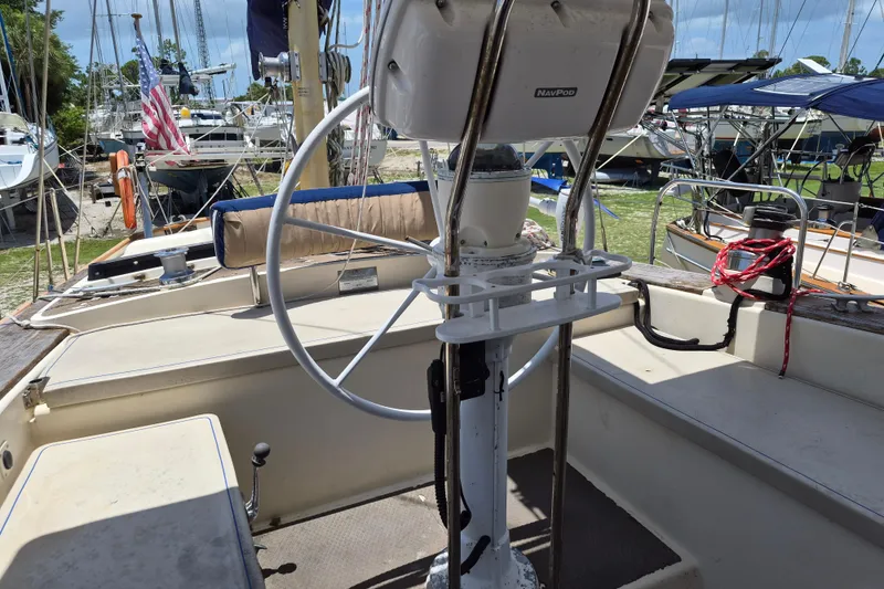 Slide: The Image of Cockpit eines 1977 Camper & Nicholsons 42 Ketch mit Steuerrad. - 13