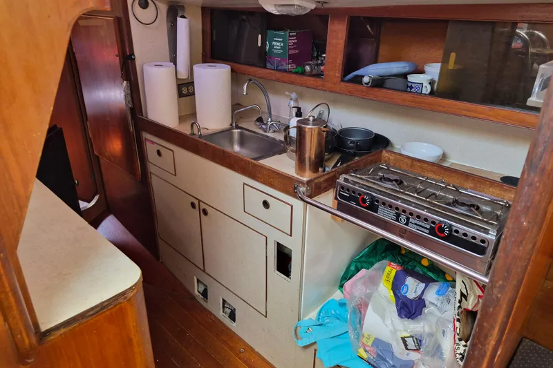 Slide: The Image of Innenraum der Camper & Nicholsons 42 Ketch von 1977 mit Küche. - 17