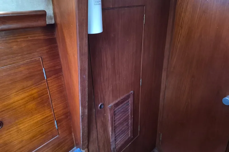 Slide: The Image of Interieur van een Camper & Nicholsons 42 Ketch uit 1977 met houten afwerking. - 21