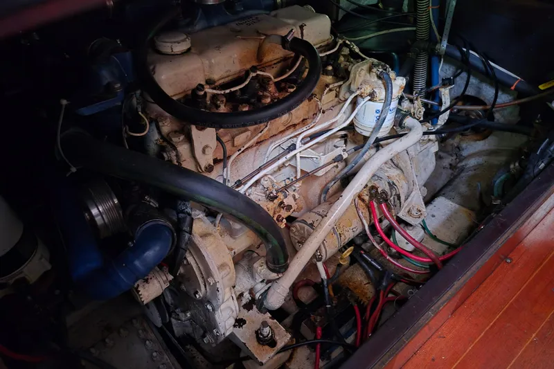 Slide: The Image of Salle des machines d'un voilier Camper & Nicholsons 42 Ketch de 1977. - 24