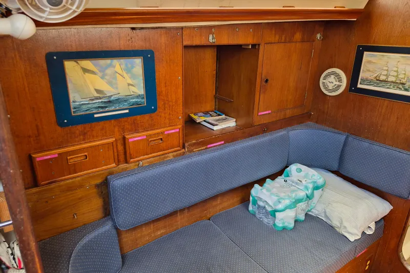 Slide: The Image of Interieur van een Camper & Nicholsons 42 Ketch uit 1977 met blauwe bekleding. - 18