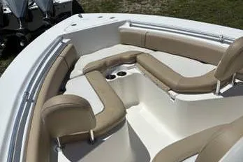 Slide: The Image of L'image montre la proue d'un bateau Key West 219 FS avec des coussins beiges. - 13