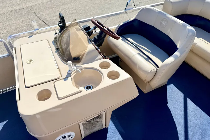 Slide: The Image of 2000 Harris-Kayot Classic 220 O/B boat interior with steering wheel and sink. - 57