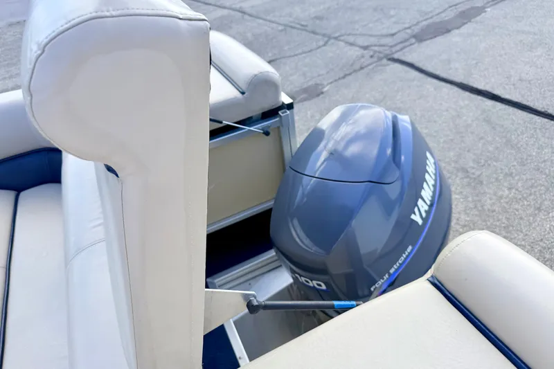 Slide: The Image of 2000 Harris-Kayot Classic 220 O/B boat with Yamaha outboard motor, featuring white seating. - 46
