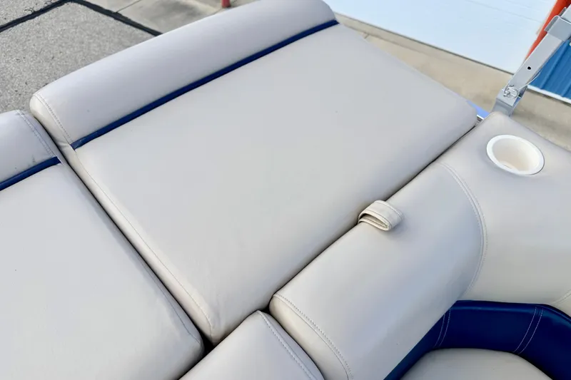 Slide: The Image of Close-up of 2000 Harris-Kayot Classic 220 O/B boat seating with cup holder. - 43