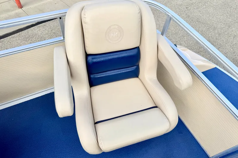 Slide: The Image of Beige and blue boat seat on 2000 Harris-Kayot Classic 220 O/B. - 26