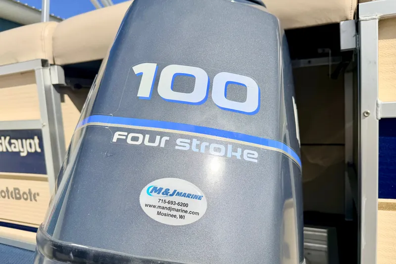 Slide: The Image of Outboard motor on 2000 Harris-Kayot Classic 220 O/B, featuring 100 horsepower four-stroke engine. - 18