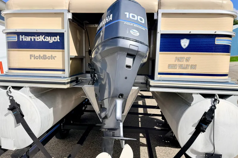 Slide: The Image of 2000 Harris-Kayot Classic 220 O/B pontoon boat with Yamaha 100 four-stroke engine. - 17