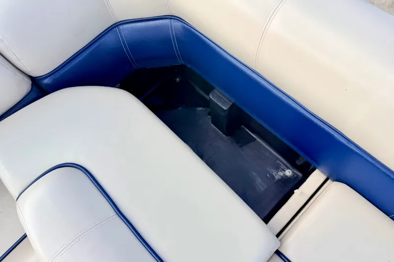 Slide: The Image of White and blue seating on a 2000 Harris-Kayot Classic 220 O/B boat. - 38