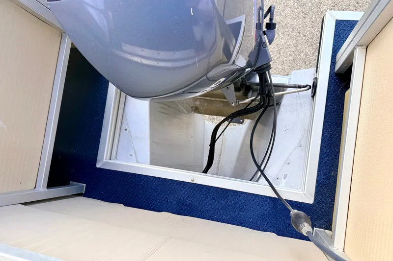 Slide: The Image of Outboard motor on 2000 Harris-Kayot Classic 220 O/B boat, viewed from above. - 47
