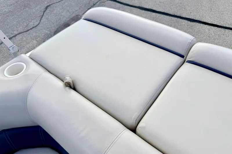 Slide: The Image of White leather seating on a 2000 Harris-Kayot Classic 220 O/B boat. - 41