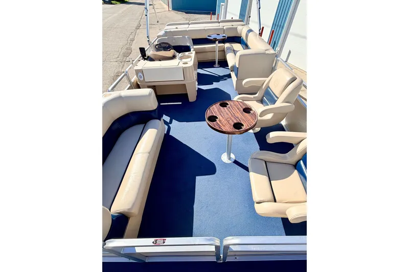 Slide: The Image of 2000 Harris-Kayot Classic 220 O/B pontoon boat interior with seating and table. - 68