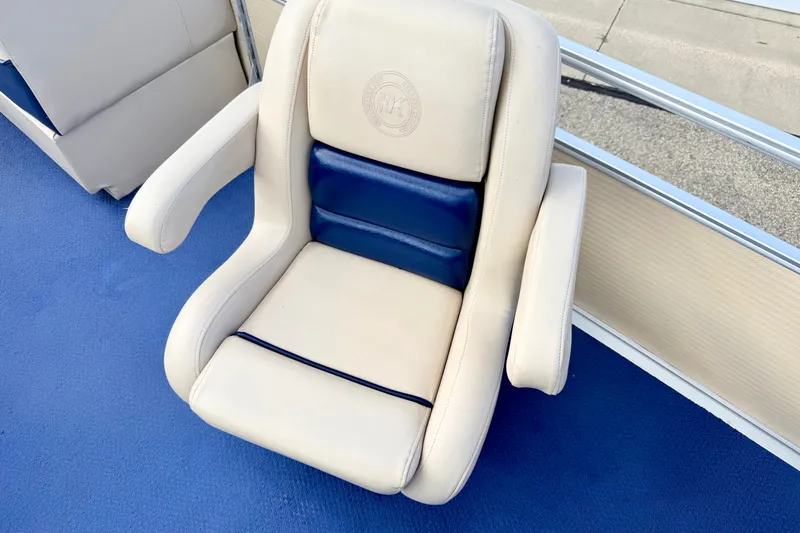 Slide: The Image of Captain's chair on 2000 Harris-Kayot Classic 220 O/B boat, beige and blue upholstery. - 27