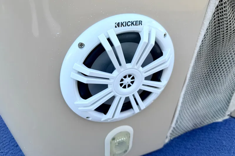 Slide: The Image of Kicker speaker on 2000 Harris-Kayot Classic 220 O/B boat, beige panel, blue carpet. - 50