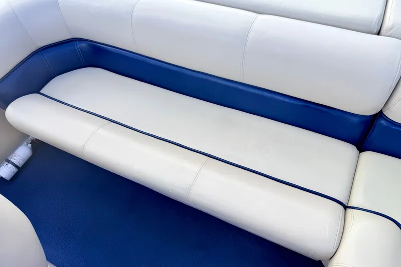Slide: The Image of White and blue seating on 2000 Harris-Kayot Classic 220 O/B boat. - 39