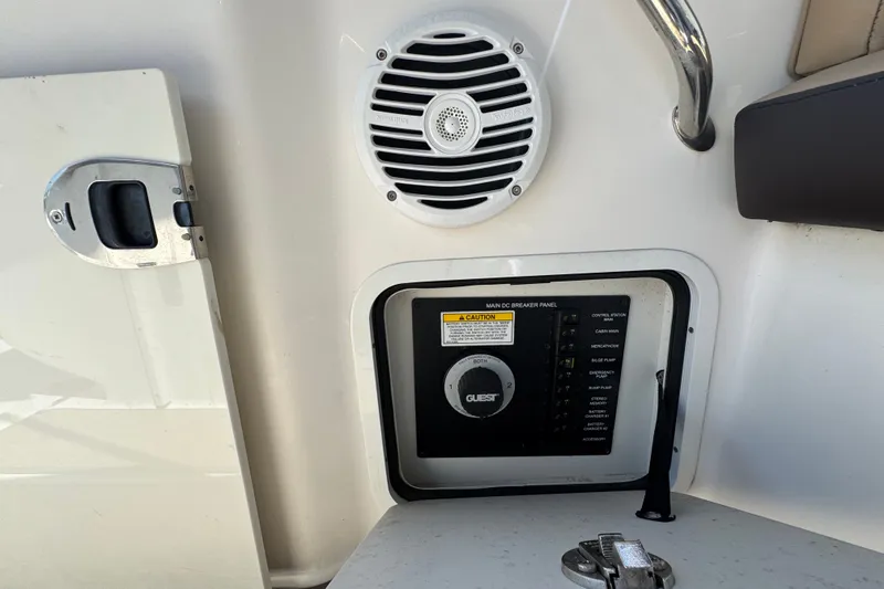 Slide: The Image of Control panel and speaker on a 2018 Sea Ray Sundancer 260 boat. - 72