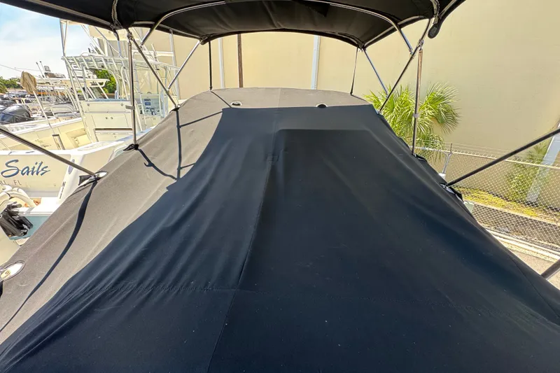 Slide: The Image of 2018 Sea Ray Sundancer 260 boat with black canvas cover and bimini top. - 74