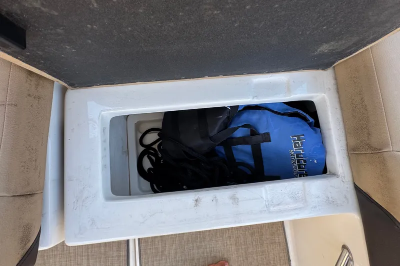 Slide: The Image of Storage compartment on a 2018 Sea Ray Sundancer 260 boat with blue bag and rope. - 75