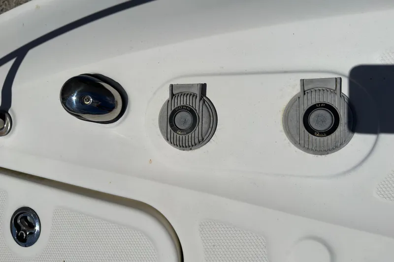 Slide: The Image of Control panel on a 2018 Sea Ray Sundancer 260 boat deck. - 20
