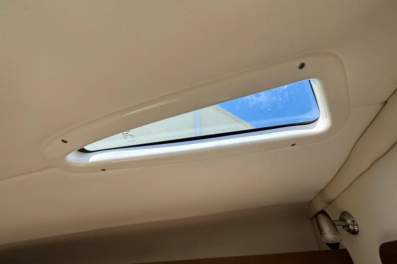 Slide: The Image of Interior view of 2018 Sea Ray Sundancer 260 boat skylight. - 30