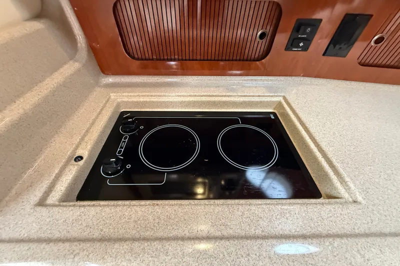 Slide: The Image of Built-in stovetop on 2006 Sea Ray Sundancer 320 yacht kitchen counter. - 33
