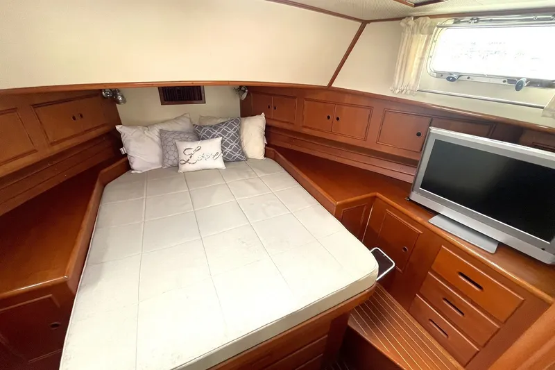 Slide: The Image of MASTER STATEROOM QUEEN ISLAND BERTH - 33
