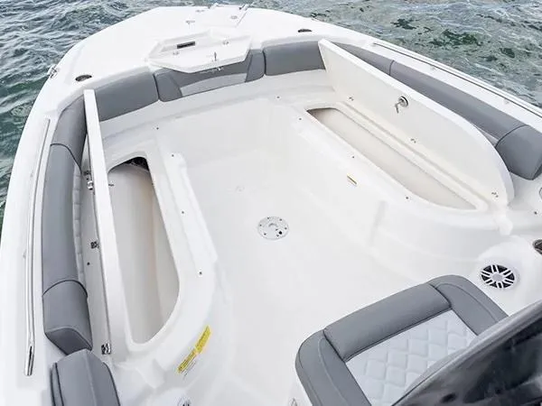 Slide: The Image of Vista interna della barca NauticStar 251 Hybrid 2025 con sedili e stivaggio. - 13