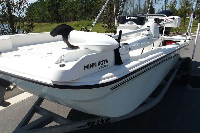 Slide: The Image of 2024 Mako Pro Skiff 17 CC boat with Minn Kota Maxxum trolling motor. - 6