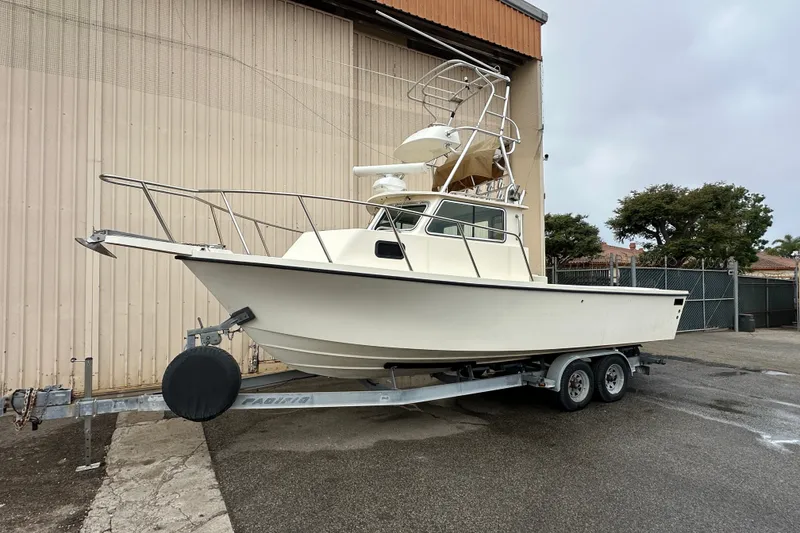 Slide: The Image of 2003 Parker 2520 Deep Vee Sport Cabin boat on trailer, parked outdoors. - 1