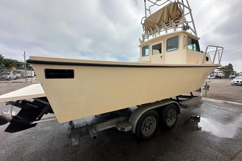 Slide: The Image of 2003 Parker 2520 Deep Vee Sport Cabin boat on trailer, parked outdoors. - 23