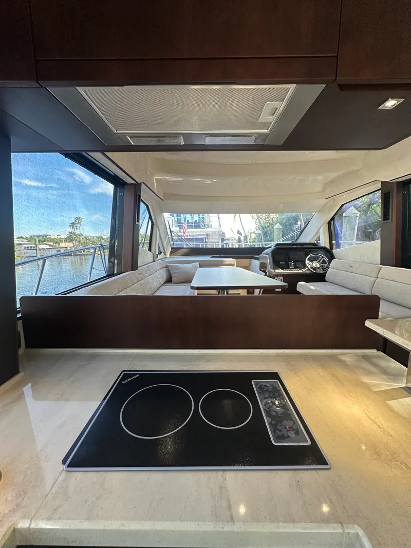 Slide: The Image of Galeon 500 FLY 2021 - 18