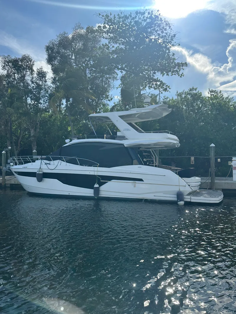 Slide: The Image of Galeon 500 FLY 2021 - 1