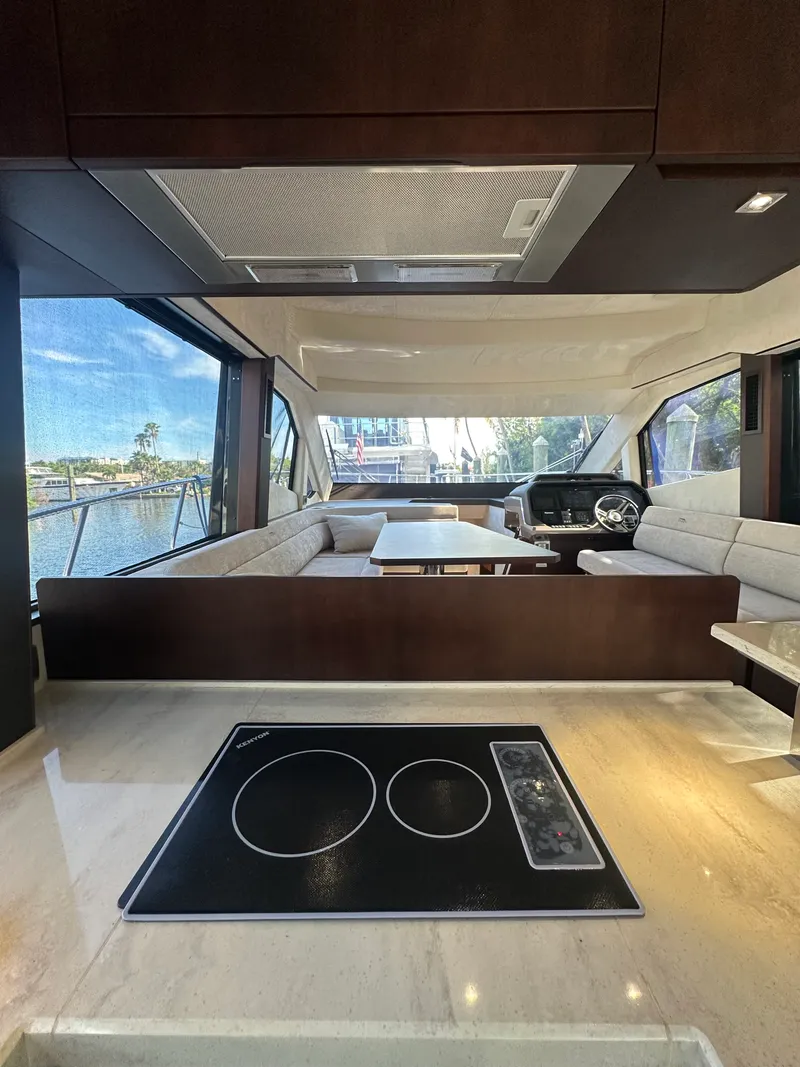 Slide: The Image of Galeon 500 FLY 2021 - 20