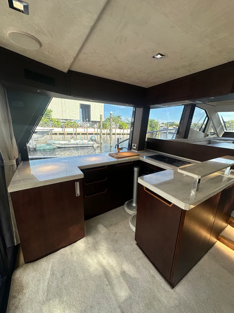 Slide: The Image of Galeon 500 FLY 2021 - 17