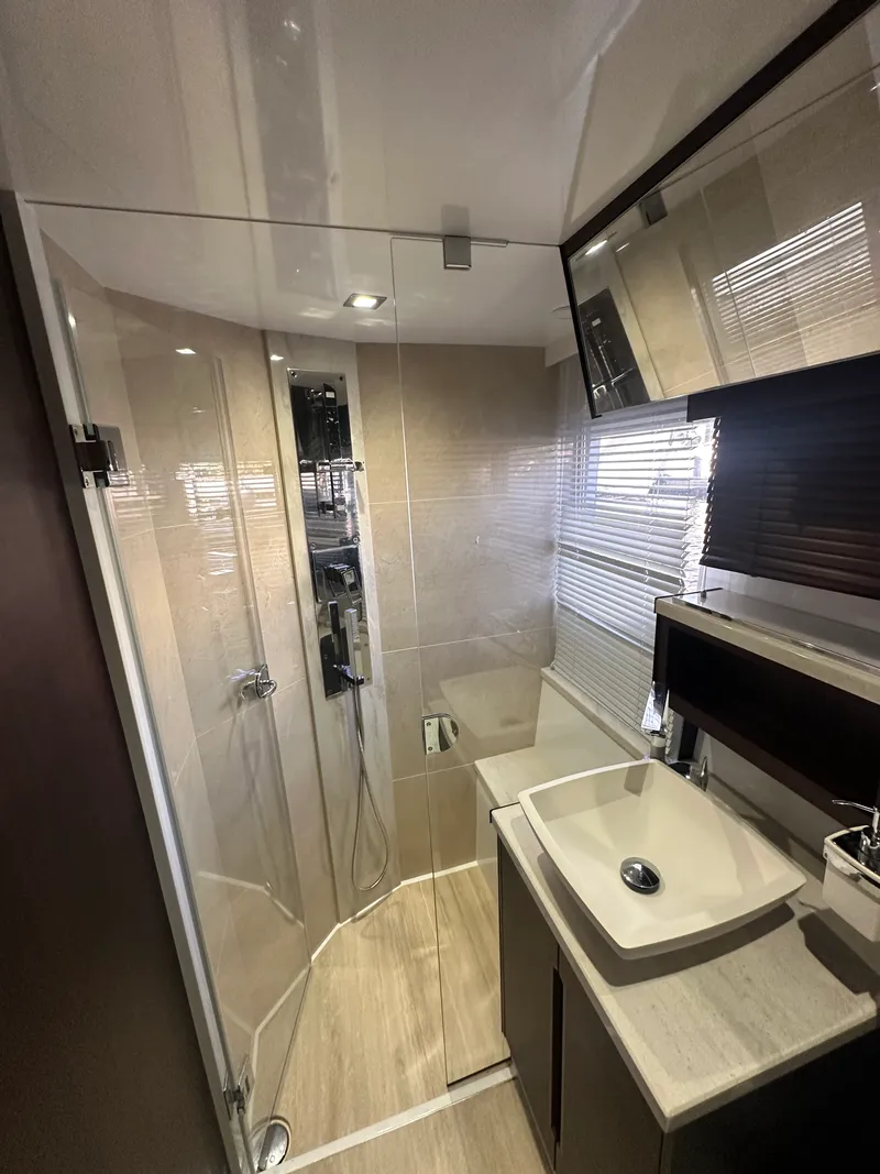 Slide: The Image of Galeon 500 FLY 2021 - 11