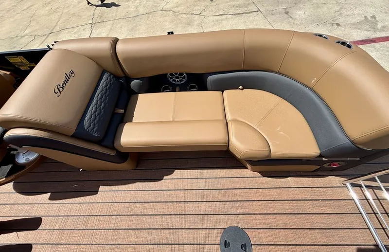 Slide: The Image of Bentley Pontoons Elite Admiral 223 (SPORT3) 2026 - 11