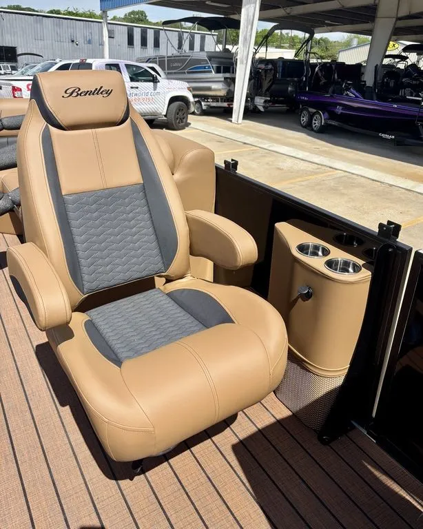 Slide: The Image of Bentley Pontoons Elite Admiral 223 (SPORT3) 2026 - 10