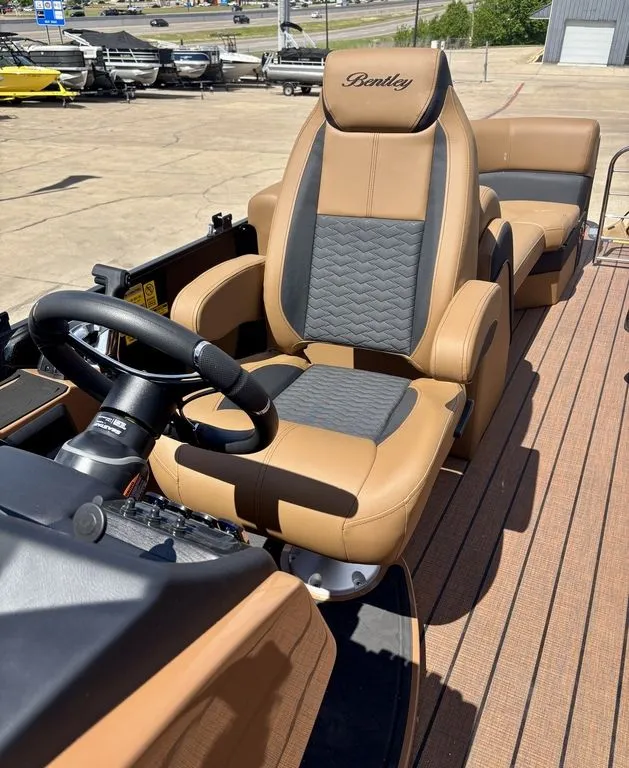Slide: The Image of Bentley Pontoons Elite Admiral 223 (SPORT3) 2026 - 13
