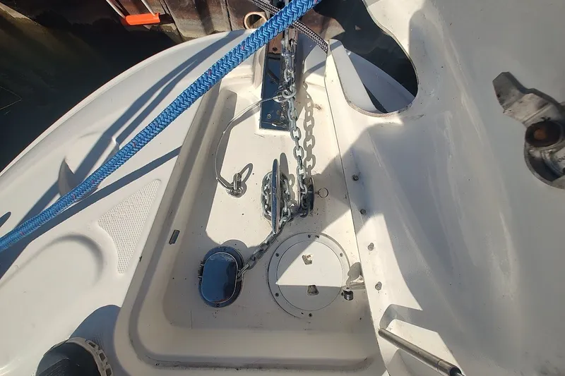 Slide: The Image of Anchor chain and rope on a 2012 Sea Ray Sundancer 310 boat deck. - 40