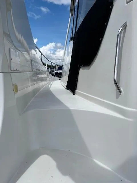 Slide: The Image of Die Carver 360 Mariner von 2005 zeigt einen weißen Seitengang mit Edelstahlhandlauf. - 30