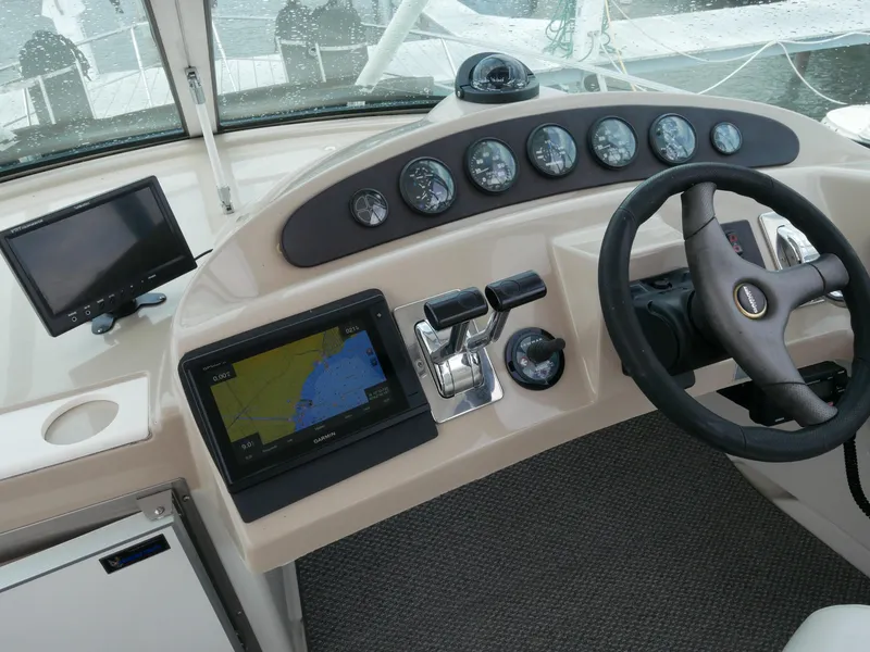 Slide: The Image of Das Bild zeigt das Steuerpult einer Carver 360 Mariner von 2005 mit Instrumenten und einem Navigationsbildschirm. - 20