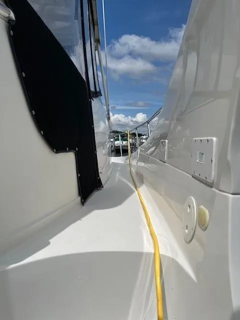Slide: The Image of Ein Carver 360 Mariner von 2005 mit weißem Rumpf und gelbem Kabel an Deck. - 29