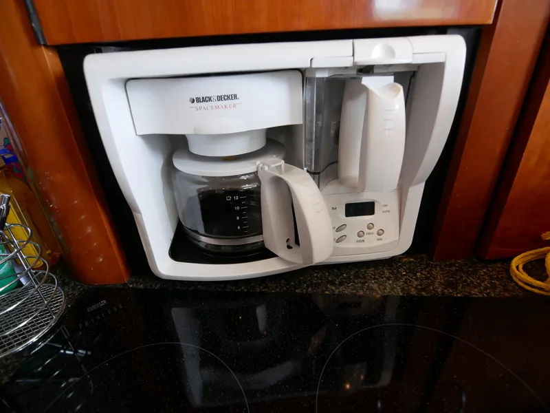 Slide: The Image of Eine Kaffeemaschine ist in die Küche einer Carver 360 Mariner von 2005 integriert. - 39