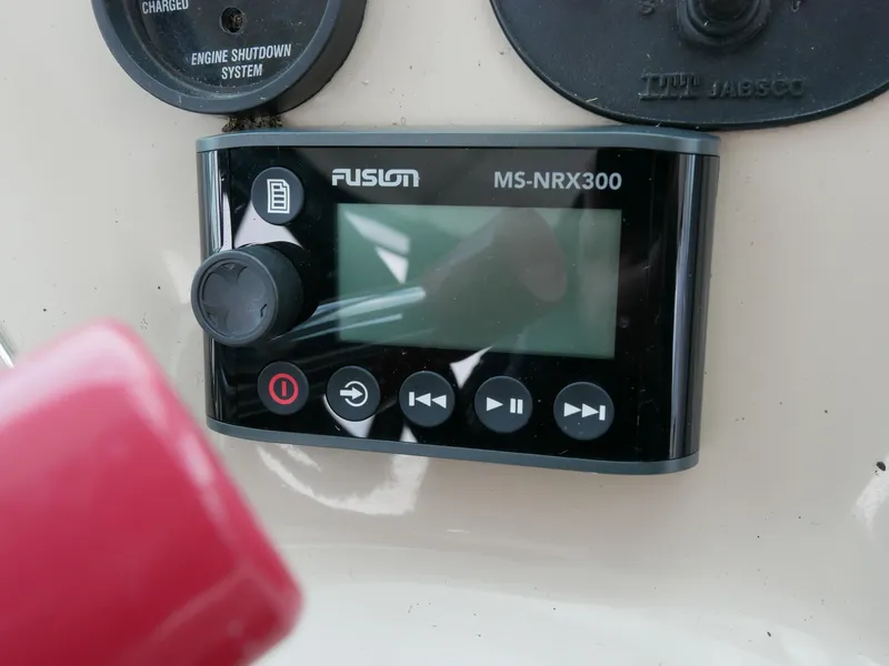 Slide: The Image of Nahaufnahme eines Fusion MS-NRX300 Steuergeräts auf einem Boot. - 24