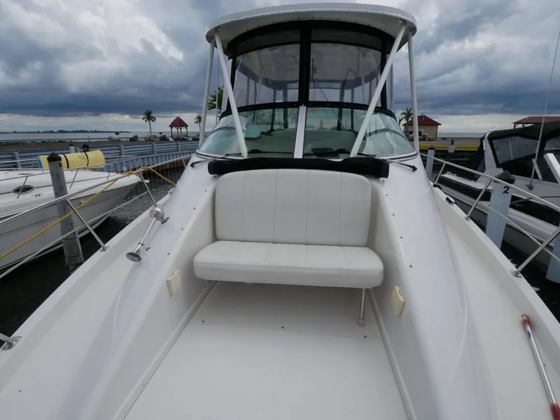 Slide: The Image of Die Carver 360 Mariner von 2005 zeigt eine geräumige Sitzbank auf dem Vorderdeck unter einem bewölkten Himmel. - 10