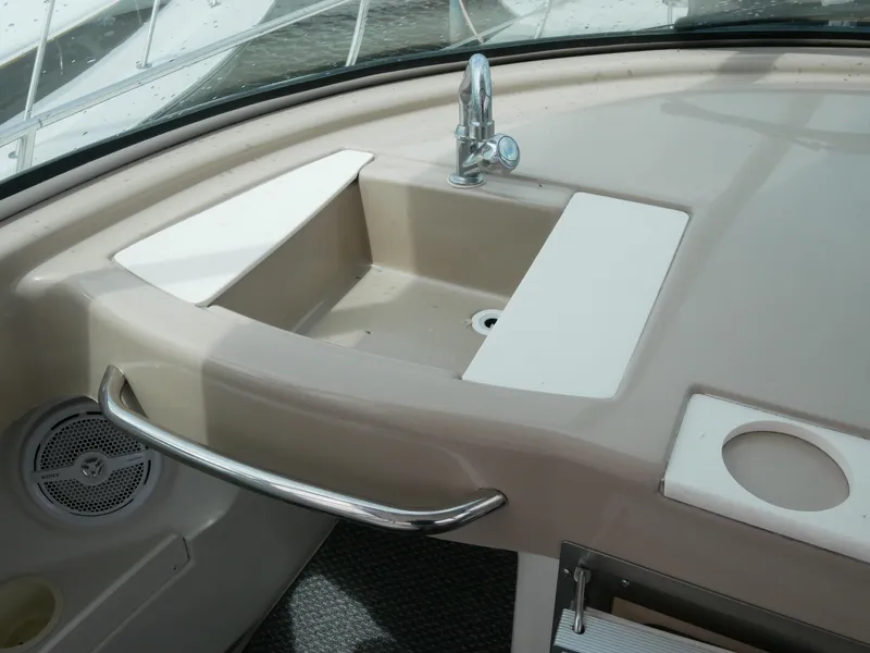 Slide: The Image of Das Bild zeigt ein Waschbecken auf einem Boot mit einem Wasserhahn und einem Handlauf. - 27